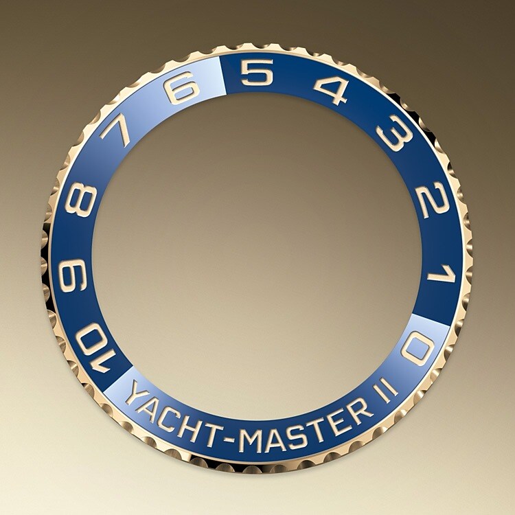 Rolex hat viel Aufwand betrieben, Sinn und Zweck einer Lünette neu zu definieren – und es dabei zur Perfektion gebracht. Üblicherweise besteht zwischen einer Lünette und dem Inneren einer Uhr keine Verbindung, doch die Ring-Command-Lünette des Yacht‑Master II Regatta-Chronographen hebt diese Trennung auf. Hier ist die Lünette mit dem Uhrwerk mechanisch verbunden und wird so buchstäblich zum Auslöser des programmierbaren Countdowns, der mit dem offiziellen Start einer Regatta synchronisiert werden kann. Aufwendig im Design, einfach in der Anwendung – diese Lünette ist schlicht ein Meisterwerk.