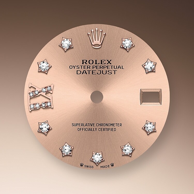 Das Zifferblatt verleiht einer Rolex Armbanduhr ein Gesicht sowie eine eigene Identität und sorgt überdies für perfekte Ablesbarkeit. Jedes Rolex Zifferblatt wird im eigenen Hause kreiert und fast vollständig in Handarbeit hergestellt, um seine Perfektion zu garantieren. Charakteristisches Merkmal sind die Indizes, die stets aus 18 Karat Gold gefertigt werden, um ihr Anlaufen zu verhindern.