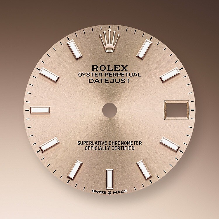 La finition soleil permet d’obtenir des reflets ondoyants sur de nombreux cadrans de la collection Oyster Perpetual. Créée par des brossages successifs parfaitement maîtrisés, elle présente des stries allant du centre du cadran vers l’extérieur. En se reflétant de manière à la fois régulière et aléatoire sur ces gravures, la lumière produit un chatoiement délicat et des reflets subtils caractéristiques de cette technique. Une fois la finition soleil réalisée, le cadran est coloré par un traitement PVD (Physical Vapour Deposition) ou par un procédé de galvanoplastie. Une infime couche de vernis lui confère ensuite son rendu final.