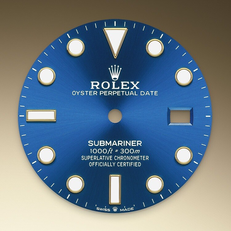 The dial’s luminescent Chromalight display is an innovation that improved visibility in dark environments, an essential feature for divers. Hour markers in simple shapes – triangles, circles, rectangles – and broad hour and minute hands enable instant and reliable reading to prevent any risk of confusion underwater.