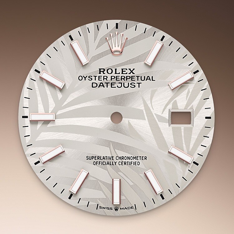 Rolex verfügt über das Know-how und die Ausrüstung, die notwendig sind, um regelmäßig neue Motive und Effekte für die Zifferblätter seiner Armbanduhren zu kreieren und technisch umzusetzen. Die Designer der Uhrenmarke haben den traditionellen Radialschliff – eine echte gestalterische Signatur der Rolex Zifferblätter – als Hintergrund für ein Motiv genommen, das darauf mit einem Femtosekunden-Laser hergestellt wird – einem Laser, der dank extrem kurzer elektromagnetischer Pulse für die Feinbearbeitung von Oberflächen geeignet ist. Das pflanzlich inspirierte Palmenmuster erscheint mit Palmenwedeln, deren Einzelblätter sich in einem Wechselspiel von hellen und dunklen Bereichen überlagern.
