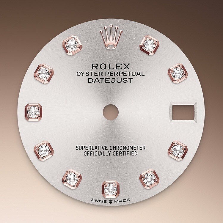 Dieses Zifferblatt verfügt über Diamanten, Fassung 18 Karat Gold. Der Radialschliff lässt zarte Lichtreflexe auf vielen Zifferblättern der Oyster Perpetual Kollektion entstehen. Er umfasst virtuose Bürsttechniken, mit denen Riffelungen erzeugt werden, die von der Mitte des Zifferblatts her ausstrahlen. Licht fließt an jeder Einkerbung entlang und schafft damit einen charakteristischen subtilen Schimmer, der sich mit der Bewegung des Handgelenks verändert. Sobald der Radialschliff abgeschlossen ist, wird die Farbe anhand des PVD-Verfahrens (<i>Physical Vapour Deposition</i>, physikalische Gasphasenabscheidung) oder der Galvanoplastik auf das Zifferblatt aufgetragen. Eine dezente Lackierung verleiht dem Zifferblatt sein vollständiges Erscheinungsbild.