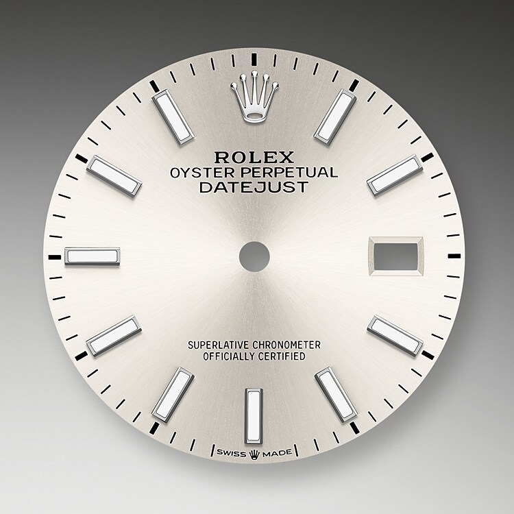 Der Radialschliff auf den Rolex Zifferblättern ist in der Uhrmacherei ein bevorzugtes Verfahren, um Farbe mit einem intensiven Metallton auf das Zifferblatt aufzubringen, wie es bei Silbergrau, Rhodium und Ruthenium der Fall ist.