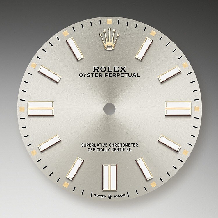 Le cadran confère aux montres Rolex leur apparence caractéristique : il est le premier garant de leur identité et de leur lisibilité. Reconnaissables à leurs index des heures, fabriqués en or afin de ne jamais ternir, tous les cadrans Rolex sont mis au point et fabriqués en interne, en grande partie à la main pour un résultat parfait.