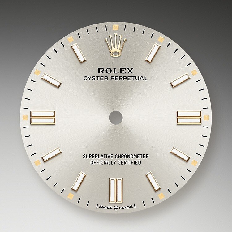 Le cadran confère aux montres Rolex leur apparence caractéristique : il est le premier garant de leur identité et de leur lisibilité. Reconnaissables à leurs index des heures, fabriqués en or afin de ne jamais ternir, tous les cadrans Rolex sont mis au point et fabriqués en interne, en grande partie à la main pour un résultat parfait.