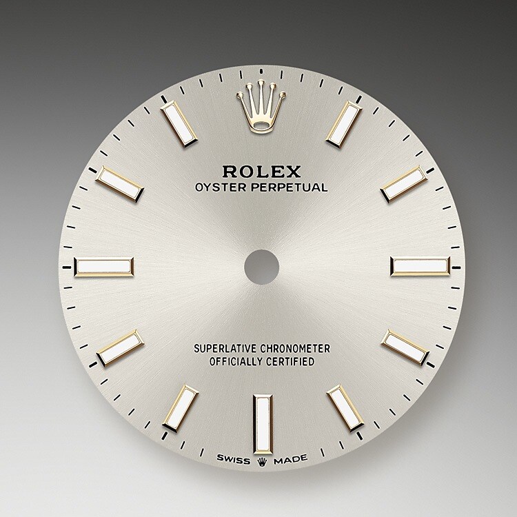 Das Zifferblatt verleiht einer Rolex Armbanduhr ein Gesicht sowie eine eigene Identität und sorgt überdies für perfekte Ablesbarkeit. Jedes Rolex Zifferblatt wird im eigenen Hause kreiert und fast vollständig in Handarbeit hergestellt, um seine Perfektion zu garantieren. Charakteristisches Merkmal sind die Indizes, die stets aus Gold gefertigt werden, um ihr Anlaufen zu verhindern.