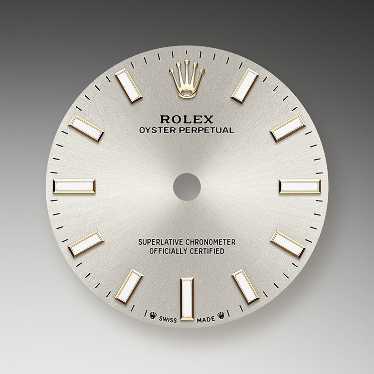 Le cadran confère aux montres Rolex leur apparence caractéristique : il est le premier garant de leur identité et de leur lisibilité. Reconnaissables à leurs index des heures, fabriqués en or afin de ne jamais ternir, tous les cadrans Rolex sont mis au point et fabriqués en interne, en grande partie à la main pour un résultat parfait.