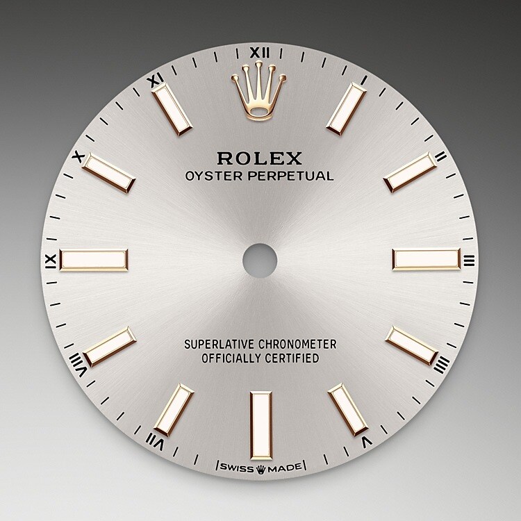 La finition soleil permet d’obtenir des reflets ondoyants sur de nombreux cadrans de la collection Oyster Perpetual. Créée par un brossage circulaire continu parfaitement maîtrisé, elle présente des stries allant du centre du cadran vers l’extérieur. En se reflétant de manière à la fois régulière et aléatoire sur ces gravures, la lumière produit un chatoiement délicat et des reflets subtils caractéristiques de cette technique. Une fois la finition soleil réalisée, le cadran est coloré par un traitement PVD ( Physical Vapour Deposition , dépôt physique en phase vapeur) ou par un procédé de galvanoplastie. Une infime couche de vernis lui confère ensuite son rendu final.