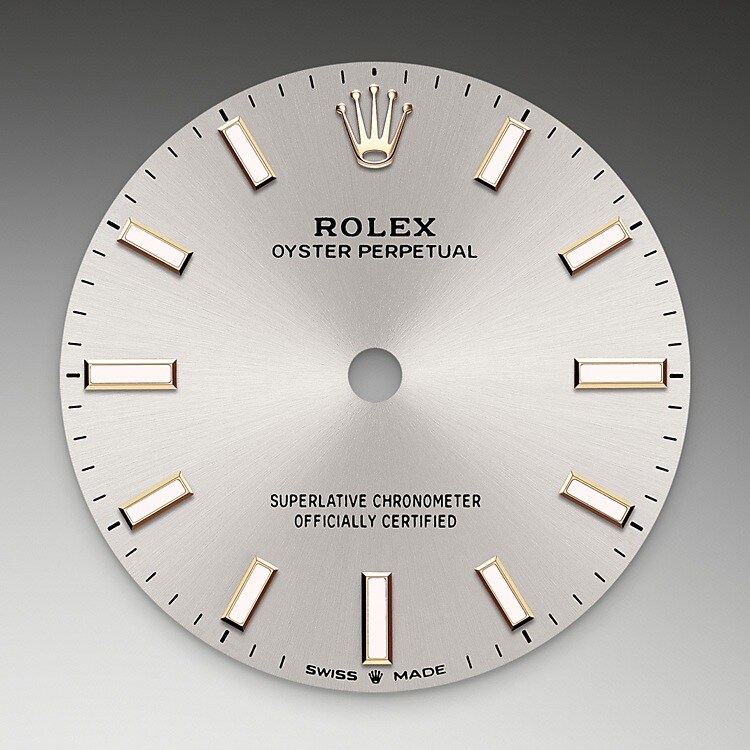 La finition soleil permet d’obtenir des reflets ondoyants sur de nombreux cadrans de la collection Oyster Perpetual. Créée par un brossage circulaire continu parfaitement maîtrisé, elle présente des stries allant du centre du cadran vers l’extérieur. En se reflétant de manière à la fois régulière et aléatoire sur ces gravures, la lumière produit un chatoiement délicat et des reflets subtils caractéristiques de cette technique. Une fois la finition soleil réalisée, le cadran est coloré par un traitement PVD ( Physical Vapour Deposition , dépôt physique en phase vapeur) ou par un procédé de galvanoplastie. Une infime couche de vernis lui confère ensuite son rendu final.
