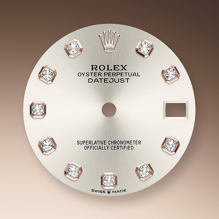 Das Zifferblatt verleiht einer Rolex Armbanduhr ein Gesicht sowie eine eigene Identität und sorgt überdies für perfekte Ablesbarkeit. Jedes Rolex Zifferblatt wird im eigenen Hause kreiert und fast vollständig in Handarbeit hergestellt, um seine Perfektion zu garantieren. Charakteristisches Merkmal sind die Indizes, die stets aus Gold gefertigt werden, um ihr Anlaufen zu verhindern.