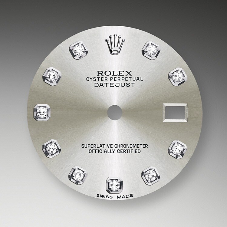 Der Radialschliff auf den Rolex Zifferblättern ist in der Uhrmacherei ein bevorzugtes Verfahren, um Farbe mit einem intensiven Metallton auf das Zifferblatt aufzubringen, wie es bei Silbergrau, Rhodium und Ruthenium der Fall ist.