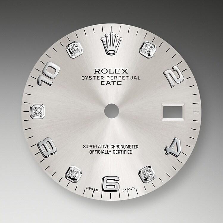 Der Radialschliff auf den Rolex Zifferblättern ist in der Uhrmacherei ein bevorzugtes Verfahren, um Farbe mit einem intensiven Metallton auf das Zifferblatt aufzubringen, wie es bei Silbergrau, Rhodium und Ruthenium der Fall ist.