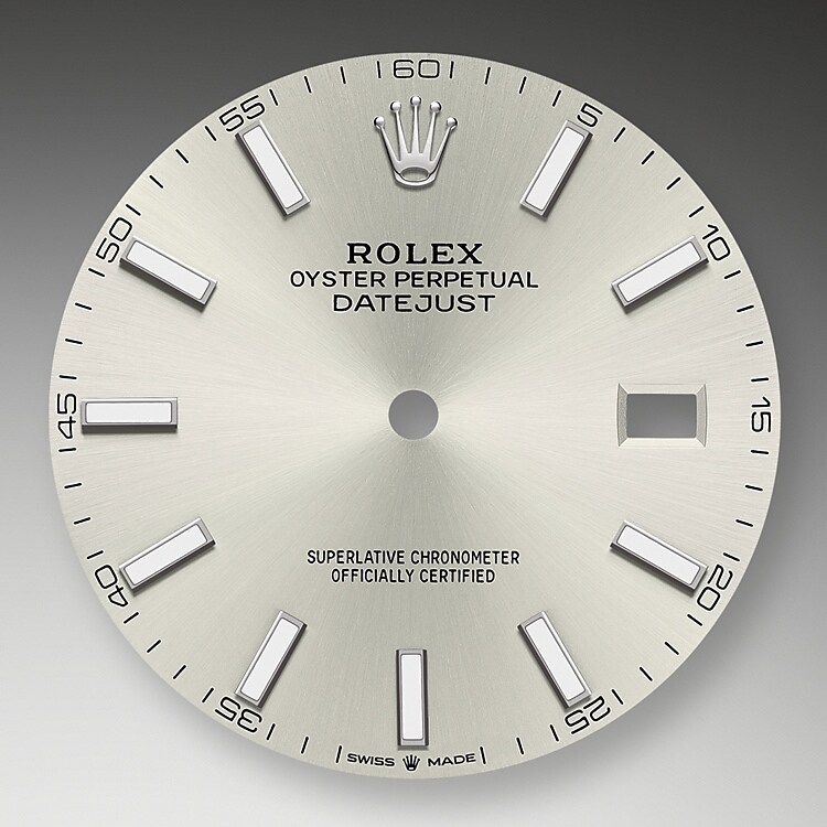 Der Radialschliff auf den Rolex Zifferblättern ist in der Uhrmacherei ein bevorzugtes Verfahren, um Farbe mit einem intensiven Metallton auf das Zifferblatt aufzubringen, wie es bei Silbergrau, Rhodium und Ruthenium der Fall ist. Meistens dient eine galvanische Versilberung als Grundschicht für den Radialschliff. Auf die so vorbereiteten Zifferblätter wird dann eine weitere Farbe aufgetragen. Manchmal werden Farbtöne − wie Champagner − aus mehreren Metallen erzeugt.
