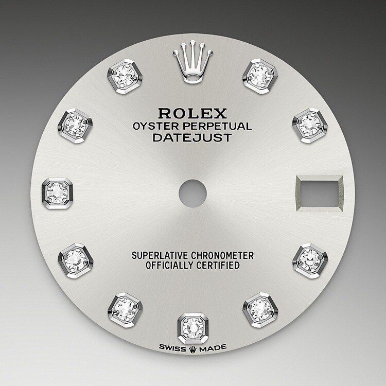 Dieses Zifferblatt verfügt über Diamanten, Fassung 18 Karat Gold. Der Radialschliff lässt zarte Lichtreflexe auf vielen Zifferblättern der Oyster Perpetual Kollektion entstehen. Er umfasst virtuose Bürsttechniken, mit denen Riffelungen erzeugt werden, die von der Mitte des Zifferblatts her ausstrahlen. Licht fließt an jeder Einkerbung entlang und schafft damit einen charakteristischen subtilen Schimmer, der sich mit der Bewegung des Handgelenks verändert. Sobald der Radialschliff abgeschlossen ist, wird die Farbe anhand des PVD-Verfahrens (<i>Physical Vapour Deposition</i>, physikalische Gasphasenabscheidung) oder der Galvanoplastik auf das Zifferblatt aufgetragen. Eine dezente Lackierung verleiht dem Zifferblatt sein vollständiges Erscheinungsbild.