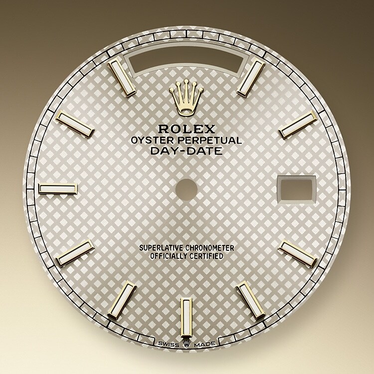 Der Radialschliff auf den Rolex Zifferblättern ist in der Uhrmacherei ein bevorzugtes Verfahren, um Farbe mit einem intensiven Metallton auf das Zifferblatt aufzubringen, wie es bei Silbergrau, Rhodium und Ruthenium der Fall ist.