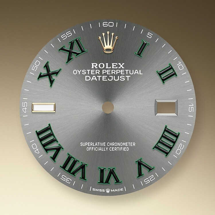 Das Zifferblatt verleiht einer Rolex Armbanduhr ein Gesicht sowie eine eigene Identität und sorgt überdies für perfekte Ablesbarkeit. Jedes Rolex Zifferblatt wird im eigenen Hause kreiert und fast vollständig in Handarbeit hergestellt, um seine Perfektion zu garantieren. Charakteristisches Merkmal sind die Indizes, die stets aus Gold gefertigt werden, um ihr Anlaufen zu verhindern.