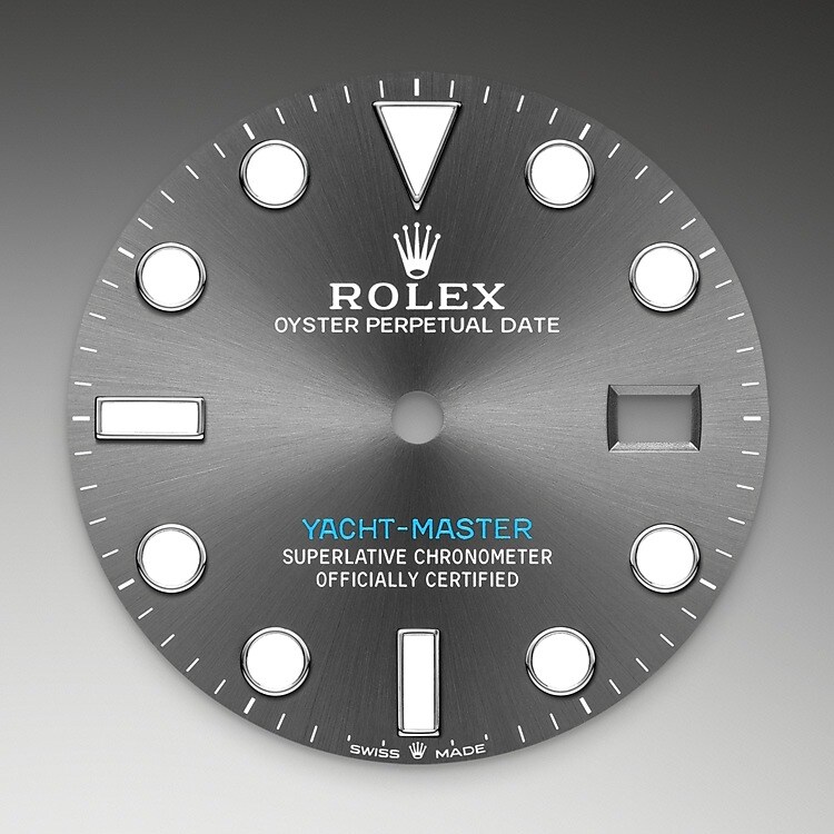 Wie alle Professional Modelle von Rolex lässt sich die Yacht‑Master 40 unter allen Einsatzbedingungen, vor allem im Dunkeln, sehr gut ablesen dank ihrer Chromalight-Anzeige. Die groß bemessenen Stundenindizes und breiten Zeiger in einfachen Formen – Dreiecke, Kreise und Rechtecke – sind mit einer lange nachleuchtenden Leuchtmasse beschichtet.