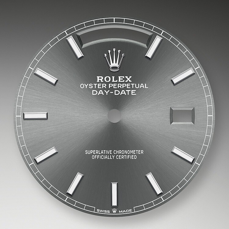 Das Zifferblatt verleiht einer Rolex Armbanduhr ein Gesicht sowie eine eigene Identität und sorgt überdies für perfekte Ablesbarkeit. Jedes Rolex Zifferblatt wird im eigenen Hause kreiert und fast vollständig in Handarbeit hergestellt, um seine Perfektion zu garantieren. Charakteristisches Merkmal sind die Indizes, die stets aus Gold gefertigt werden, um ihr Anlaufen zu verhindern.