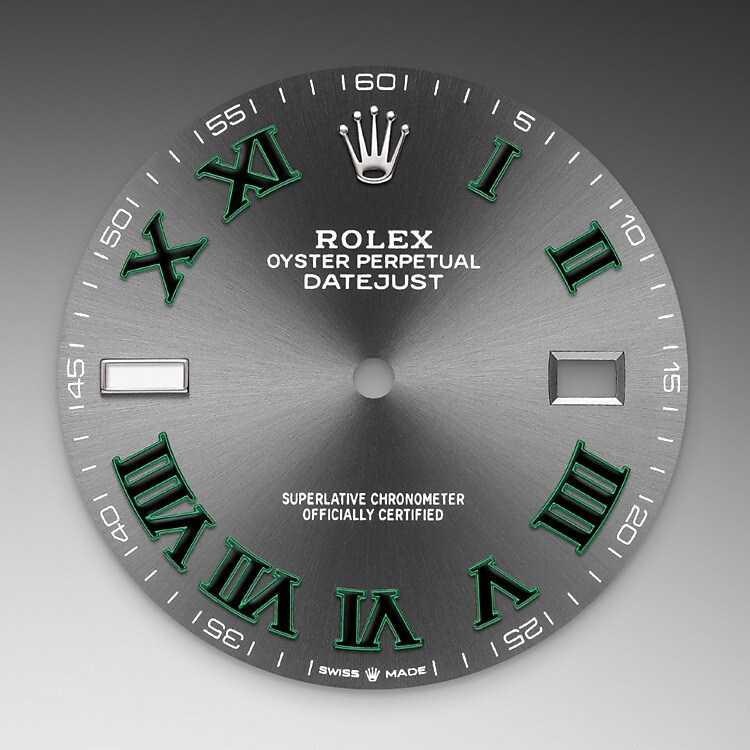 Der Radialschliff lässt zarte Lichtreflexe auf vielen Zifferblättern der Oyster Perpetual Kollektion entstehen. Er umfasst virtuose Bürsttechniken, mit denen Riffelungen erzeugt werden, die von der Mitte des Zifferblatts her ausstrahlen. Licht fließt an jeder Einkerbung entlang und schafft damit einen charakteristischen subtilen Schimmer, der sich mit der Bewegung des Handgelenks verändert. Sobald der Radialschliff abgeschlossen ist, wird die Farbe anhand des PVD-Verfahrens ( Physical Vapour Deposition , physikalische Gasphasenabscheidung) oder der Galvanoplastik auf das Zifferblatt aufgetragen. Eine dezente Lackierung verleiht dem Zifferblatt sein vollständiges Erscheinungsbild.