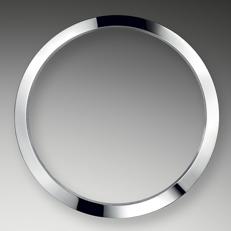 Die Oyster Perpetual Explorer verleiht der schlichten, klaren Linienführung, die sie zur Ikone machten, einen neuen Schwung. Die polierte Lünette aus Edelstahl Oystersteel stellt ein robustes und dennoch elegantes Highlight dar, das den einzigartigen Charakter der Explorer hervorhebt.
