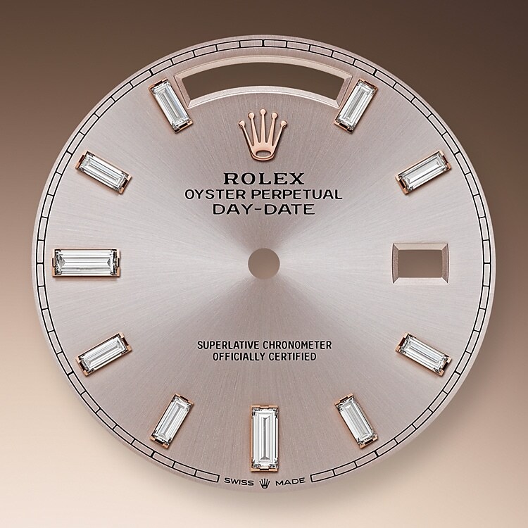 Der Radialschliff auf den Rolex Zifferblättern ist in der Uhrmacherei ein bevorzugtes Verfahren, um Farbe mit einem intensiven Metallton auf das Zifferblatt aufzubringen, wie es bei Silbergrau, Rhodium und Ruthenium der Fall ist.