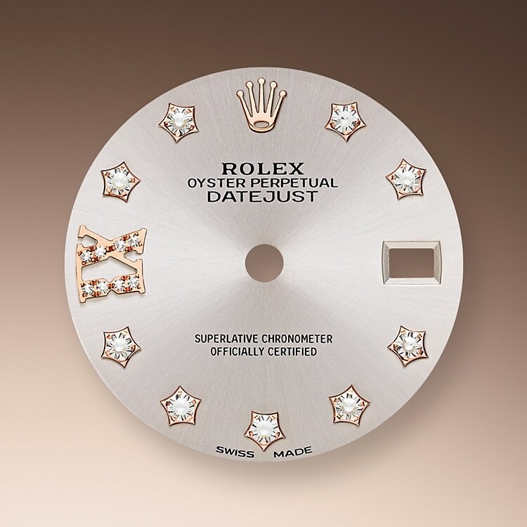 Der Radialschliff auf den Rolex Zifferblättern ist in der Uhrmacherei ein bevorzugtes Verfahren, um Farbe mit einem intensiven Metallton auf das Zifferblatt aufzubringen, wie es bei Silbergrau, Rhodium und Ruthenium der Fall ist.