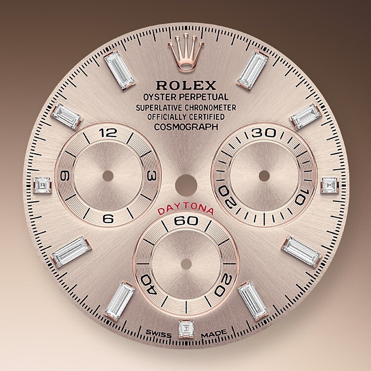 Der Radialschliff lässt zarte Lichtreflexe auf vielen Zifferblättern der Oyster Perpetual Kollektion entstehen. Er umfasst Bürsttechniken, mit denen Rillen erzeugt werden, die von der Mitte des Zifferblatts her ausstrahlen. Licht fließt an jeder Einkerbung entlang und schafft damit einen charakteristischen subtilen Schimmer, der sich mit der Bewegung des Handgelenks verändert. Sobald der Radialschliff abgeschlossen ist, wird die Farbe anhand des PVD-Verfahrens (<i>Physical Vapour Deposition</i>, physikalische Gasphasenabscheidung) oder der Galvanoplastik auf das Zifferblatt aufgetragen. Eine dezente Lackierung verleiht dem Zifferblatt sein vollständiges Erscheinungsbild.