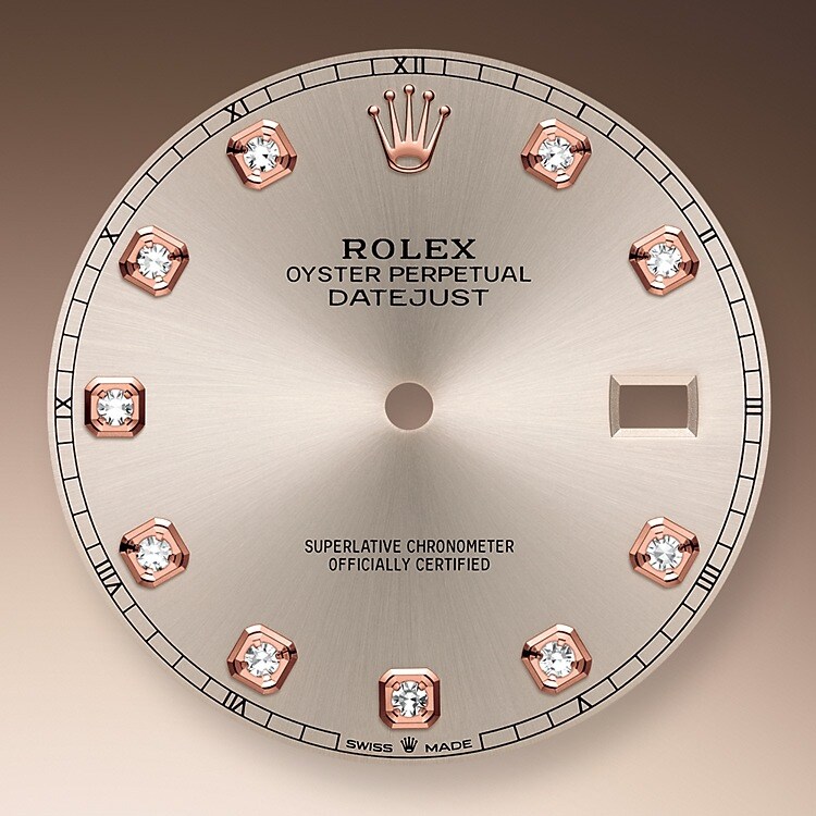 Das Zifferblatt verleiht einer Rolex Armbanduhr ein Gesicht sowie eine eigene Identität und sorgt überdies für perfekte Ablesbarkeit. Jedes Rolex Zifferblatt wird im eigenen Hause kreiert und fast vollständig in Handarbeit hergestellt, um seine Perfektion zu garantieren. Charakteristisches Merkmal sind die Indizes, die stets aus Gold gefertigt werden, um ihr Anlaufen zu verhindern.