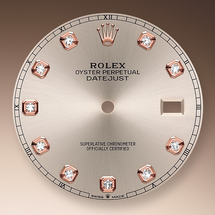 Der Radialschliff auf den Rolex Zifferblättern ist in der Uhrmacherei ein bevorzugtes Verfahren, um Farbe mit einem intensiven Metallton auf das Zifferblatt aufzubringen, wie es bei Silbergrau, Rhodium und Ruthenium der Fall ist.