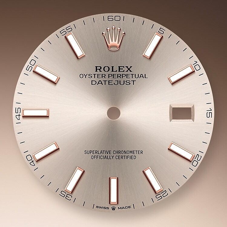 Der Radialschliff auf den Rolex Zifferblättern ist in der Uhrmacherei ein bevorzugtes Verfahren, um Farbe mit einem intensiven Metallton auf das Zifferblatt aufzubringen, wie es bei Silbergrau, Rhodium und Ruthenium der Fall ist.
