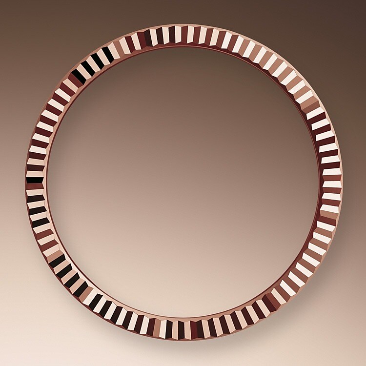 The Rolex fluted bezel is a mark of distinction. Originally, the fluting of the Oyster bezel had a functional purpose: it served to screw the bezel onto the case helping to ensure the waterproofness of the watch. It was therefore identical to the fluting on the case back, which was also screwed onto the case for waterproofness, using specific Rolex tools. Over time, the fluting became an aesthetic element, a genuine Rolex signature feature. Today the fluted bezel is a mark of distinction, in gold on this Day-Date 40.