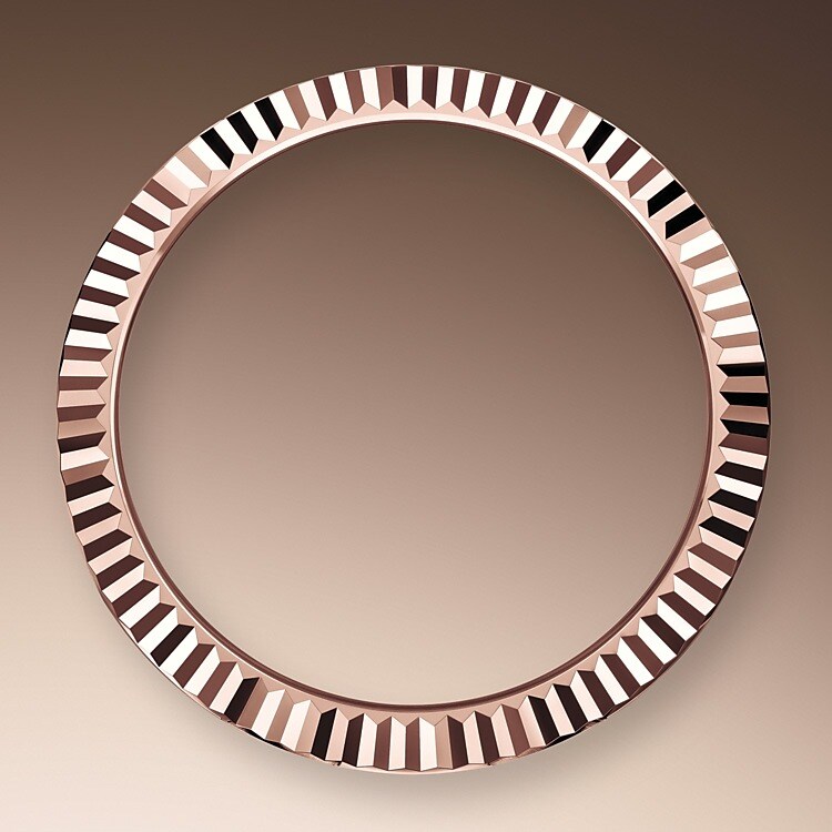 The Rolex fluted bezel is a mark of distinction. Originally, the fluting of the Oyster bezel had a functional purpose: it served to screw the bezel onto the case helping to ensure the waterproofness of the watch. It was therefore identical to the fluting on the case back, which was also screwed onto the case for waterproofness, using specific Rolex tools. Over time, the fluting became an aesthetic element, a genuine Rolex signature feature. Today the fluted bezel is a mark of distinction, always in gold.