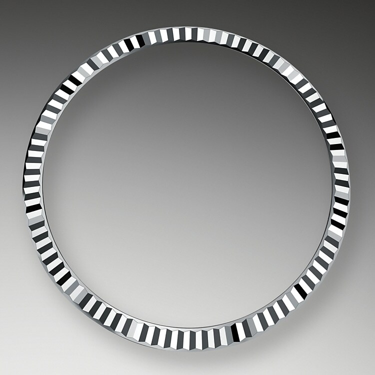 El bisel estriado de Rolex es una marca de distinción. En un principio, el diseño estriado del bisel Oyster tenía una función específica: servía para atornillar el bisel a la caja garantizando la hermeticidad del reloj. Además, era idéntico al acanalado del fondo de la caja, atornillado a ésta por la misma razón, mediante herramientas específicas de Rolex. Con el tiempo, el estriado se convirtió en un elemento puramente estético, una auténtica característica distintiva de Rolex. En la actualidad, el estriado es una marca de distinción y está disponible únicamente en los modelos en oro.