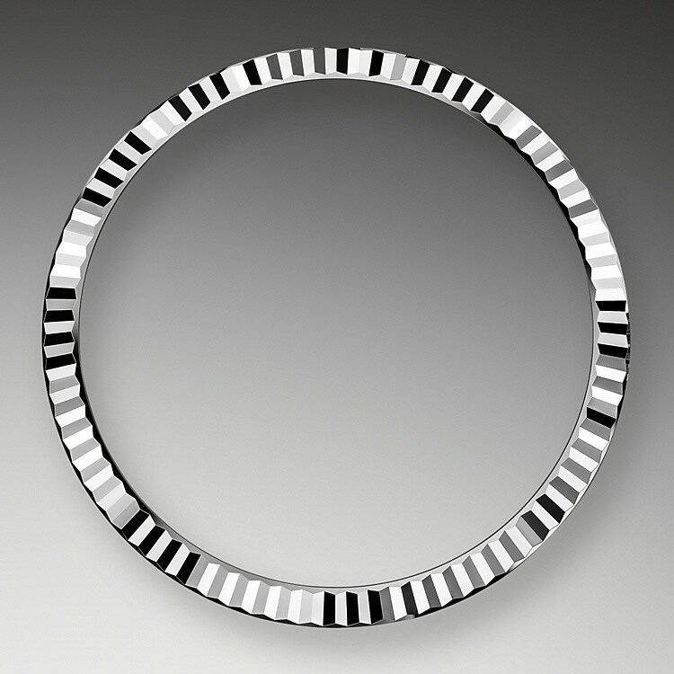 The Rolex fluted bezel is a mark of distinction. Originally, the fluting of the Oyster bezel had a functional purpose: it served to screw the bezel onto the case helping to ensure the waterproofness of the watch. It was therefore identical to the fluting on the case back, which was also screwed onto the case for waterproofness, using specific Rolex tools. Over time, the fluting became an aesthetic element, a genuine Rolex signature feature. Today the fluted bezel is a mark of distinction, in gold on this Datejust 36.