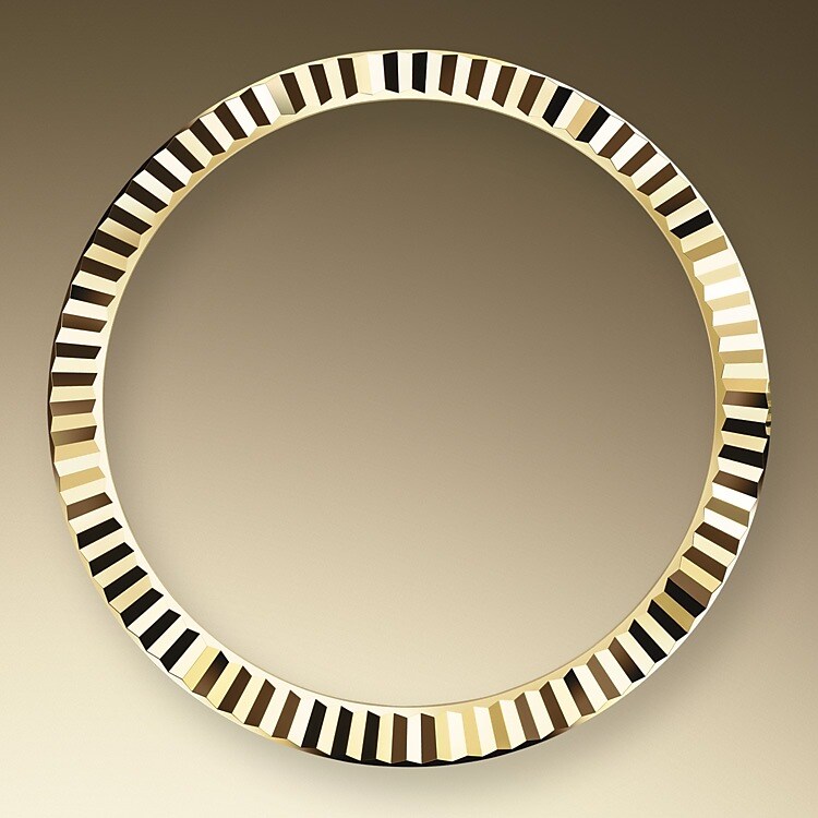 The Rolex fluted bezel is a mark of distinction. Originally, the fluting of the Oyster bezel had a functional purpose: it served to screw the bezel onto the case helping to ensure the waterproofness of the watch. It was therefore identical to the fluting on the case back, which was also screwed onto the case for waterproofness, using specific Rolex tools. Over time, the fluting became an aesthetic element, a genuine Rolex signature feature. Today the fluted bezel is a mark of distinction, in gold on this Datejust 41.
