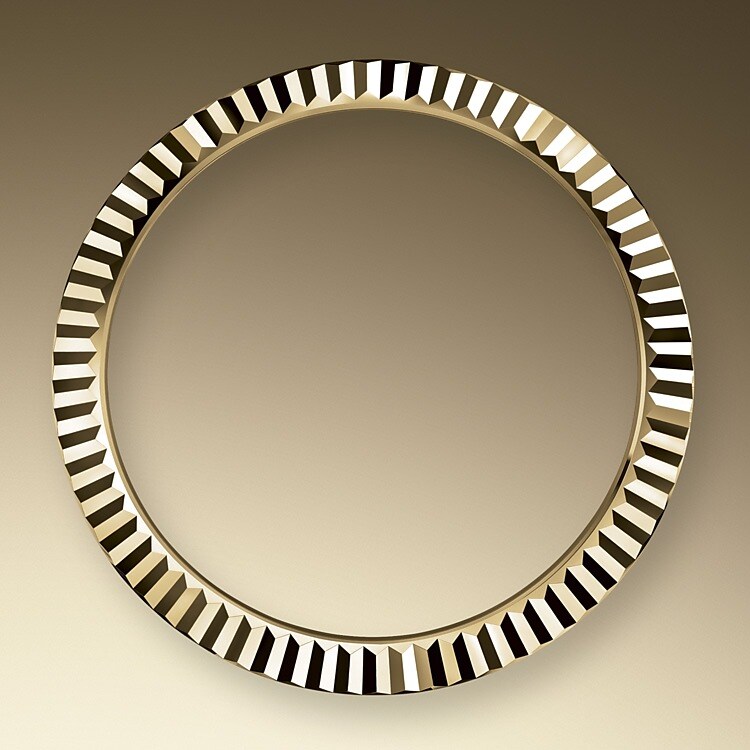 La lunette cannelée est l’élément signature de Rolex. Au départ, les cannelures de la lunette Oyster avaient un but fonctionnel : elles servaient à visser la lunette sur le boîtier, de manière à garantir l’étanchéité de la montre. De plus, elles étaient identiques aux cannelures présentes sur le fond de boîtier, lui aussi vissé sur le boîtier pour la même raison, au moyen d’outils Rolex spécifiques. Avec le temps, les cannelures sont devenues un élément purement esthétique, la signature de Rolex. Aujourd'hui la lunette cannelée est une spécificité de la marque, exclusivement en or.