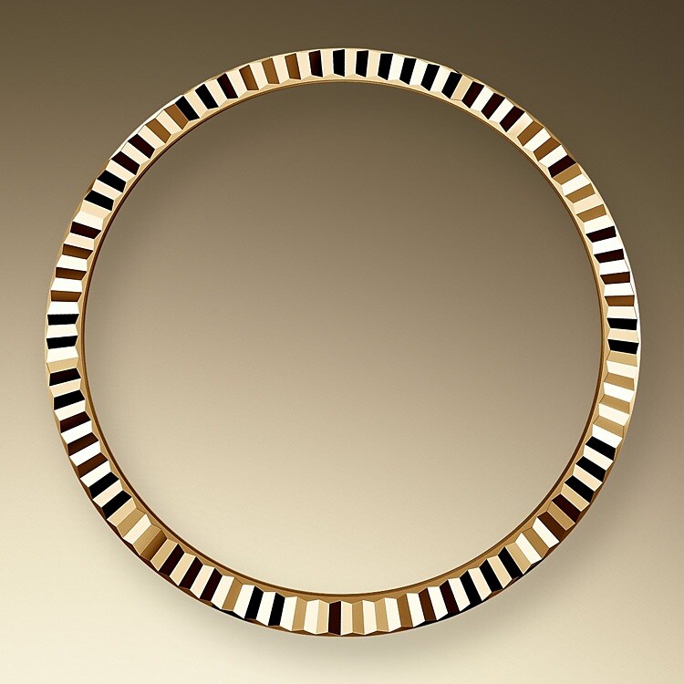 The Rolex fluted bezel is a mark of distinction. Originally, the fluting of the Oyster bezel had a functional purpose: it served to screw the bezel onto the case helping to ensure the waterproofness of the watch. It was therefore identical to the fluting on the case back, which was also screwed onto the case for waterproofness, using specific Rolex tools. Over time, the fluting became an aesthetic element, a genuine Rolex signature feature. Today the fluted bezel is a mark of distinction, in gold on this Day-Date 36.