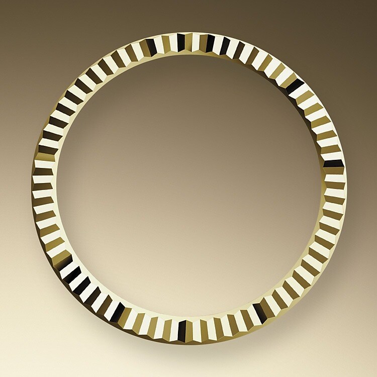 La lunette cannelée est l’élément signature de Rolex. Au départ, les cannelures de la lunette Oyster avaient un but fonctionnel : elles servaient à visser la lunette sur le boîtier, de manière à garantir l’étanchéité de la montre. De plus, elles étaient identiques aux cannelures présentes sur le fond de boîtier, lui aussi vissé sur le boîtier pour la même raison, au moyen d’outils Rolex spécifiques. Avec le temps, les cannelures sont devenues un élément purement esthétique, la signature de Rolex. Aujourd'hui la lunette cannelée est un élément signature, en or sur cette Lady‑Datejust.