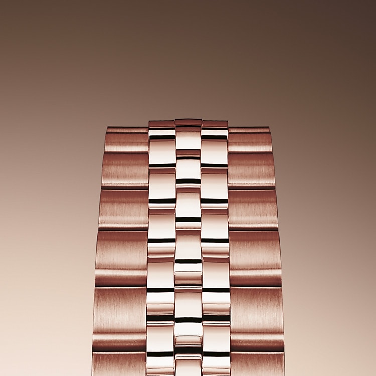 Bei Design, Entwicklung und Produktion der Armbänder und Schließen von Rolex sowie bei der rigorosen Qualitätsprüfung, der sie unterzogen werden, kommen hochtechnologische Verfahren zum Tragen. Und wie alle Bestandteile der Armbanduhr werden auch diese Komponenten Sichtkontrollen unterzogen, bei denen das menschliche Auge alle ästhetischen Merkmale genau überprüft, um makellose Schönheit zu gewährleisten. Das fünfreihige Jubilee-Metallband mit fließenden Konturen und hohem Tragekomfort wurde eigens für die Einführung der Oyster Perpetual Datejust im Jahr 1945 konzipiert.