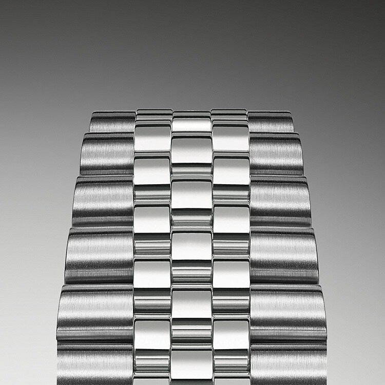 The design, development and production of Rolex bracelets and clasps, as well as the stringent tests they face, involve advanced high technology. And, as with all the components of the watch, aesthetic controls by the human eye guarantee impeccable beauty. The Jubilee, a supple and comfortable five-piece link metal bracelet, was designed and made especially for the launch of the Oyster Perpetual Datejust in 1945.