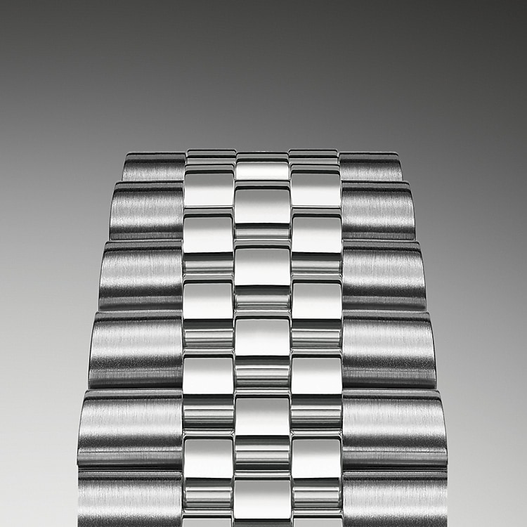 Bei Design, Entwicklung und Produktion der Armbänder und Schließen von Rolex sowie bei der rigorosen Qualitätsprüfung, der sie unterzogen werden, kommen hochtechnologische Verfahren zum Tragen. Und wie alle Bestandteile der Armbanduhr werden auch diese Komponenten Sichtkontrollen unterzogen, bei denen das menschliche Auge alle ästhetischen Merkmale genau überprüft, um makellose Schönheit zu gewährleisten. Das fünfreihige Jubilee-Metallband mit fließenden Konturen und hohem Tragekomfort wurde eigens für die Einführung der Oyster Perpetual Datejust im Jahr 1945 konzipiert.
