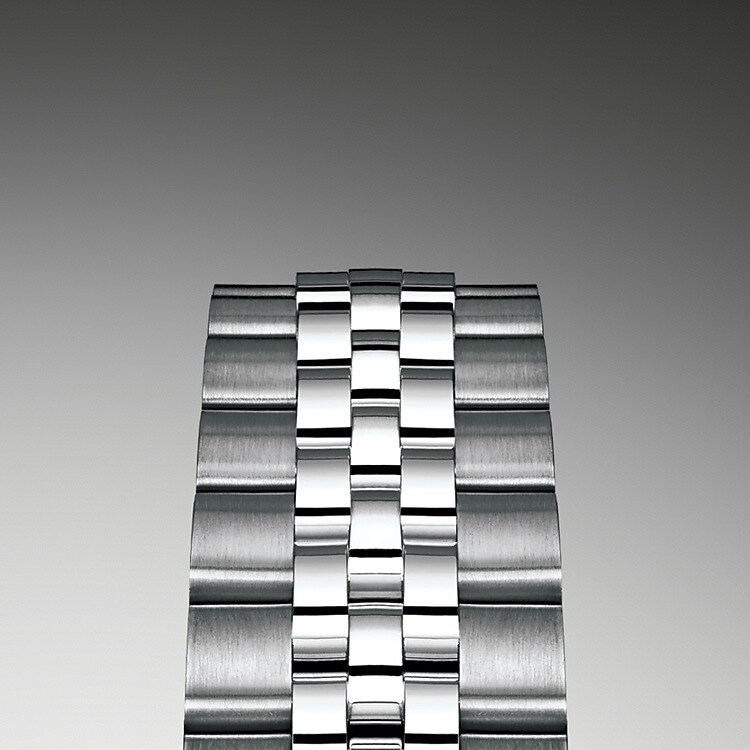 Bei Design, Entwicklung und Produktion der Armbänder und Schließen von Rolex sowie bei der rigorosen Qualitätsprüfung, der sie unterzogen werden, kommen hochtechnologische Verfahren zum Tragen. Und wie alle Bestandteile der Armbanduhr werden auch diese Komponenten Sichtkontrollen unterzogen, bei denen das menschliche Auge alle ästhetischen Merkmale genau überprüft, um makellose Schönheit zu gewährleisten. Das fünfreihige Jubilee-Metallband mit fließenden Konturen und hohem Tragekomfort wurde eigens für die Einführung der Oyster Perpetual Datejust im Jahr 1945 konzipiert.