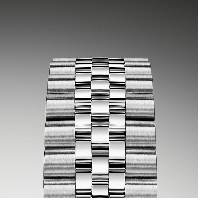 The design, development and production of Rolex bracelets and clasps, as well as the stringent tests they face, involve advanced high technology. And, as with all the components of the watch, aesthetic controls by the human eye guarantee impeccable beauty. The Jubilee, a supple and comfortable five-piece link metal bracelet, was designed and made especially for the launch of the Oyster Perpetual Datejust in 1945.