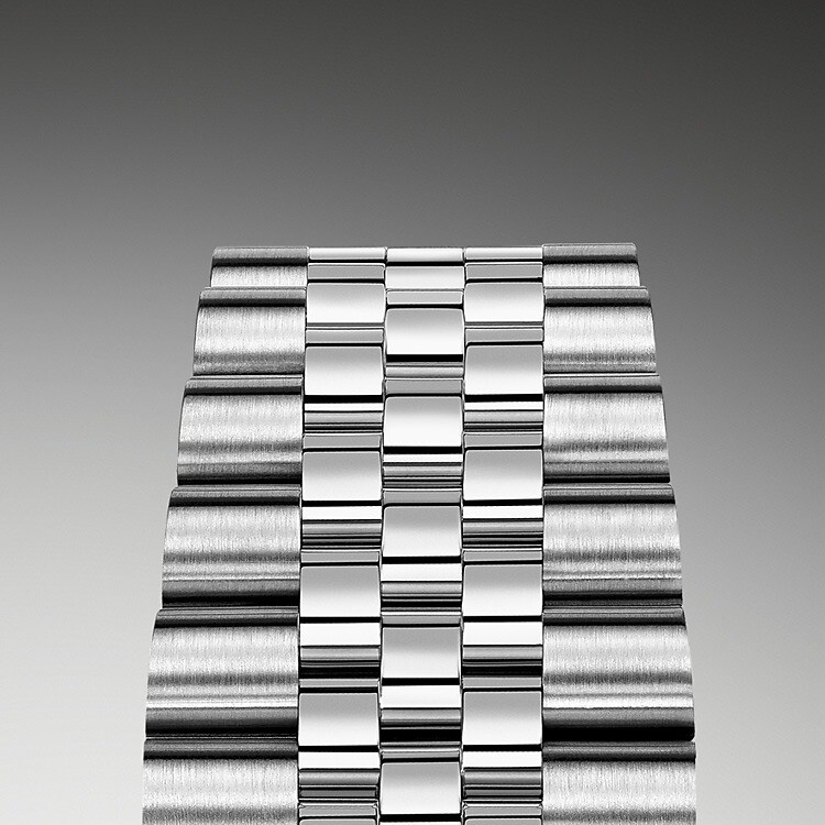 The design, development and production of Rolex bracelets and clasps, as well as the stringent tests they face, involve advanced high technology. And, as with all the components of the watch, aesthetic controls by the human eye guarantee impeccable beauty. The Jubilee, a supple and comfortable five-piece link metal bracelet, was designed and made especially for the launch of the Oyster Perpetual Datejust in 1945.