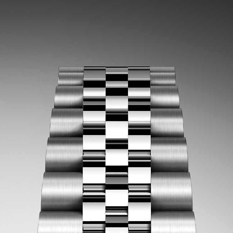 Bei Design, Entwicklung und Produktion der Armbänder und Schließen von Rolex sowie bei der rigorosen Qualitätsprüfung, der sie unterzogen werden, kommen hochtechnologische Verfahren zum Tragen. Und wie alle Bestandteile der Armbanduhr werden auch diese Komponenten Sichtkontrollen unterzogen, bei denen das menschliche Auge alle ästhetischen Merkmale genau überprüft, um makellose Schönheit zu gewährleisten. Das Jubilee-Band, ein fünfreihiges Metallarmband mit fließenden Konturen und hohem Tragekomfort, wurde eigens für die Einführung des Modells Oyster Perpetual Datejust im Jahre 1945 entwickelt.