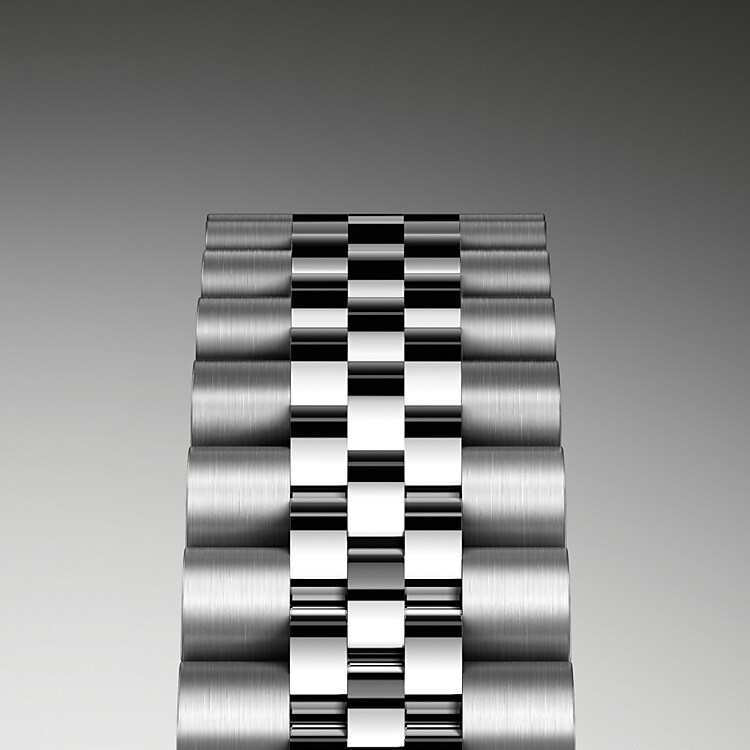 La conception, mise au point et production des bracelets et fermoirs Rolex, tout comme les tests rigoureux auxquels ils sont soumis, impliquent l’utilisation des technologies les plus avancées. Comme pour tous les composants des montres, leur esthétique irréprochable est finalement assurée par l’œil exercé des membres de notre personnel. Souple et confortable, le Jubilee, bracelet métallique à cinq maillons, a été spécialement conçu pour le lancement du modèle Oyster Perpetual Datejust en 1945.