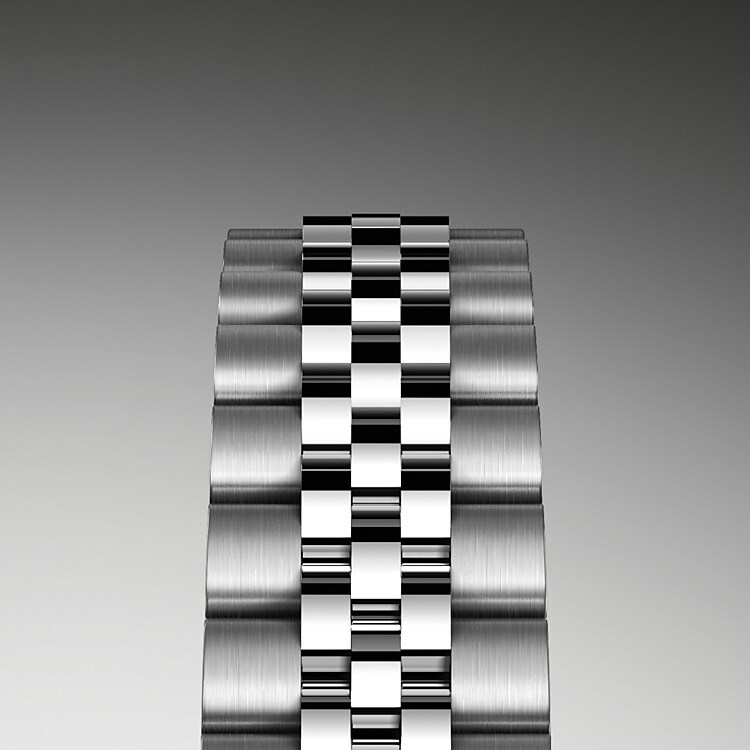 The design, development and production of Rolex bracelets and clasps, as well as the stringent tests they face, involve advanced high technology. And, as with all the components of the watch, aesthetic controls by the human eye guarantee impeccable beauty. The Jubilee, a supple and comfortable five-piece link metal bracelet, was designed and made especially for the launch of the Oyster Perpetual Datejust in 1945.