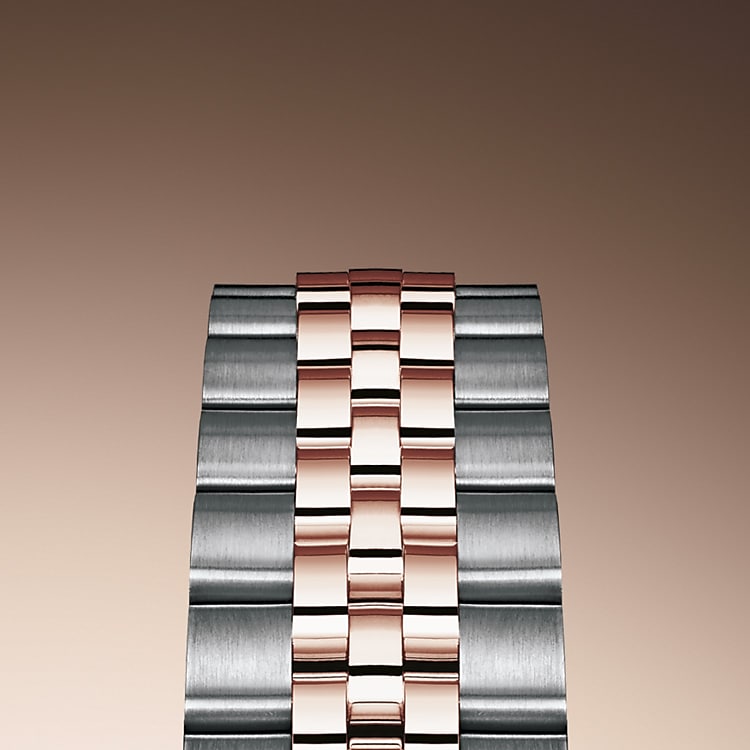 Bei Design, Entwicklung und Produktion der Armbänder und Schließen von Rolex sowie bei der rigorosen Qualitätsprüfung, der sie unterzogen werden, kommen hochtechnologische Verfahren zum Tragen. Und wie alle Bestandteile der Armbanduhr werden auch diese Komponenten Sichtkontrollen unterzogen, bei denen das menschliche Auge alle ästhetischen Merkmale genau überprüft, um makellose Schönheit zu gewährleisten. Das fünfreihige Jubilee-Metallband mit fließenden Konturen und hohem Tragekomfort wurde eigens für die Einführung der Oyster Perpetual Datejust im Jahr 1945 konzipiert.