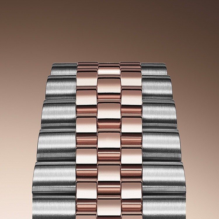 Bei Design, Entwicklung und Produktion der Armbänder und Schließen von Rolex sowie bei der rigorosen Qualitätsprüfung, der sie unterzogen werden, kommen hochtechnologische Verfahren zum Tragen. Und wie alle Bestandteile der Armbanduhr werden auch diese Komponenten Sichtkontrollen unterzogen, bei denen das menschliche Auge alle ästhetischen Merkmale genau überprüft, um makellose Schönheit zu gewährleisten. Das fünfreihige Jubilee-Metallband mit fließenden Konturen und hohem Tragekomfort wurde eigens für die Einführung der Oyster Perpetual Datejust im Jahr 1945 konzipiert.