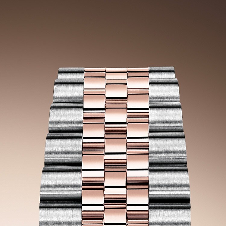 Bei Design, Entwicklung und Produktion der Armbänder und Schließen von Rolex sowie bei der rigorosen Qualitätsprüfung, der sie unterzogen werden, kommen hochtechnologische Verfahren zum Tragen. Und wie alle Bestandteile der Armbanduhr werden auch diese Komponenten Sichtkontrollen unterzogen, bei denen das menschliche Auge alle ästhetischen Merkmale genau überprüft, um makellose Schönheit zu gewährleisten. Das fünfreihige Jubilee-Metallband mit fließenden Konturen und hohem Tragekomfort wurde eigens für die Einführung der Oyster Perpetual Datejust im Jahr 1945 konzipiert.